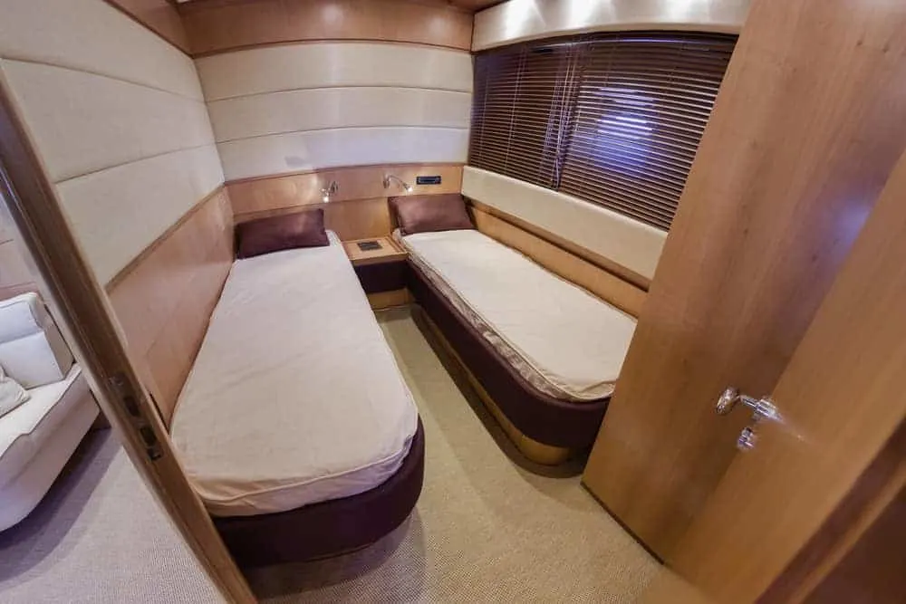 RIZZARDI 63HT luxury yacht - guests bedroom