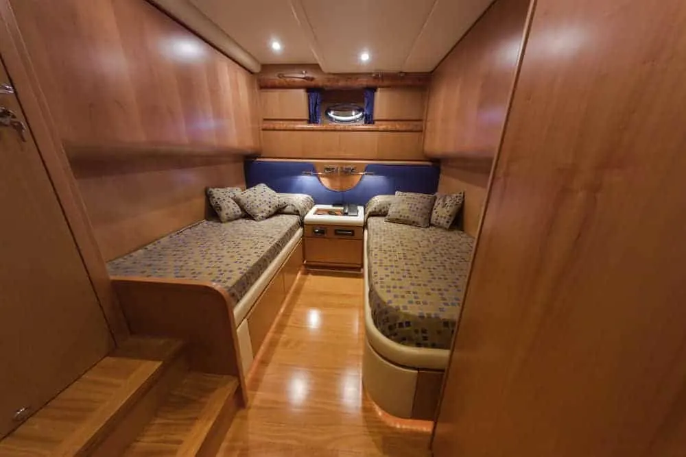 RIZZARDI 73HT luxury yacht guest bedroom