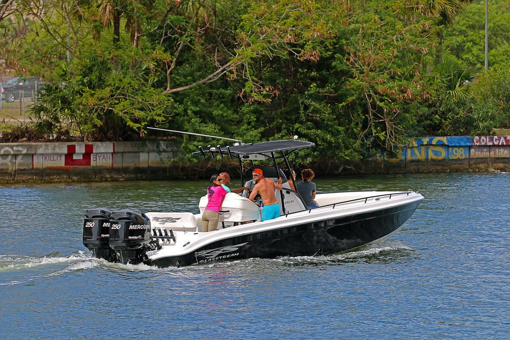 Deck boat