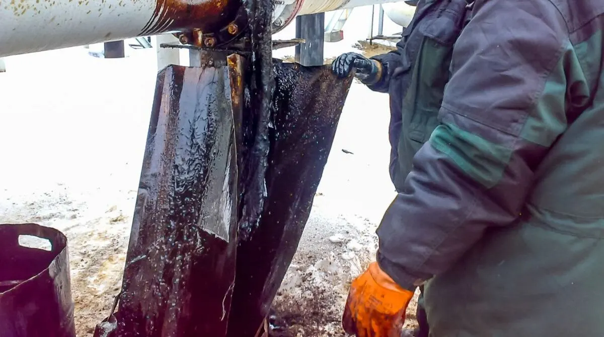 Oil leaks on a big pipe.