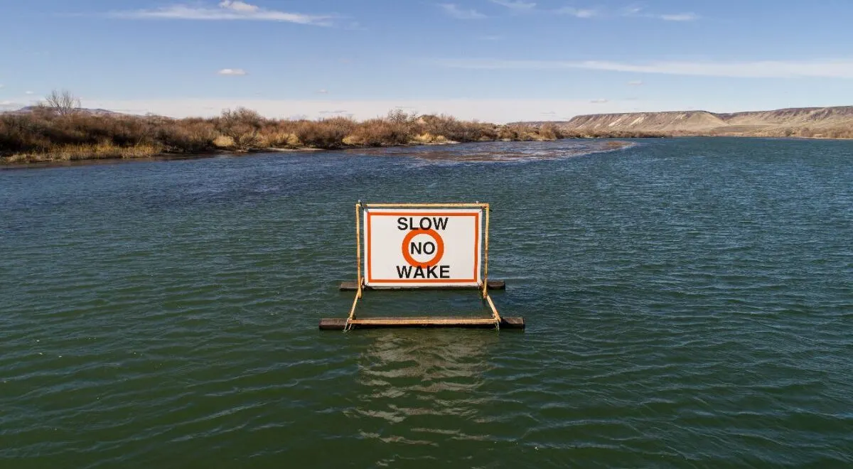 A signage telling people to produce no wake.