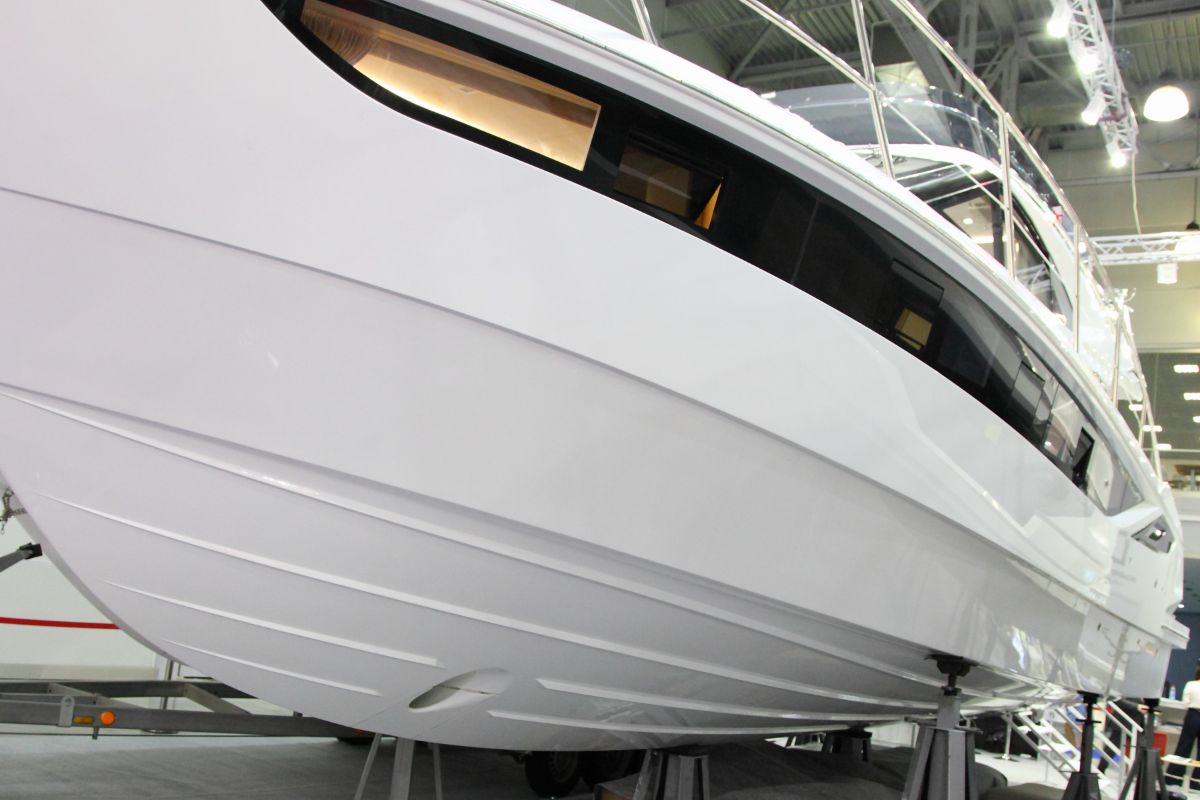 Plain white Gelcoat used for the hull painting of yacht.