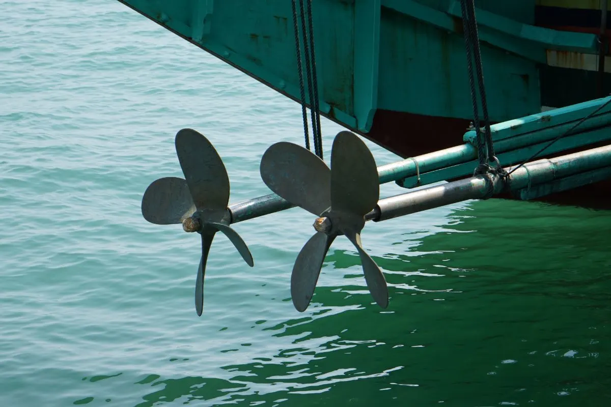 Two propellers on wooden fishing boats so that the propulsion of the ship.