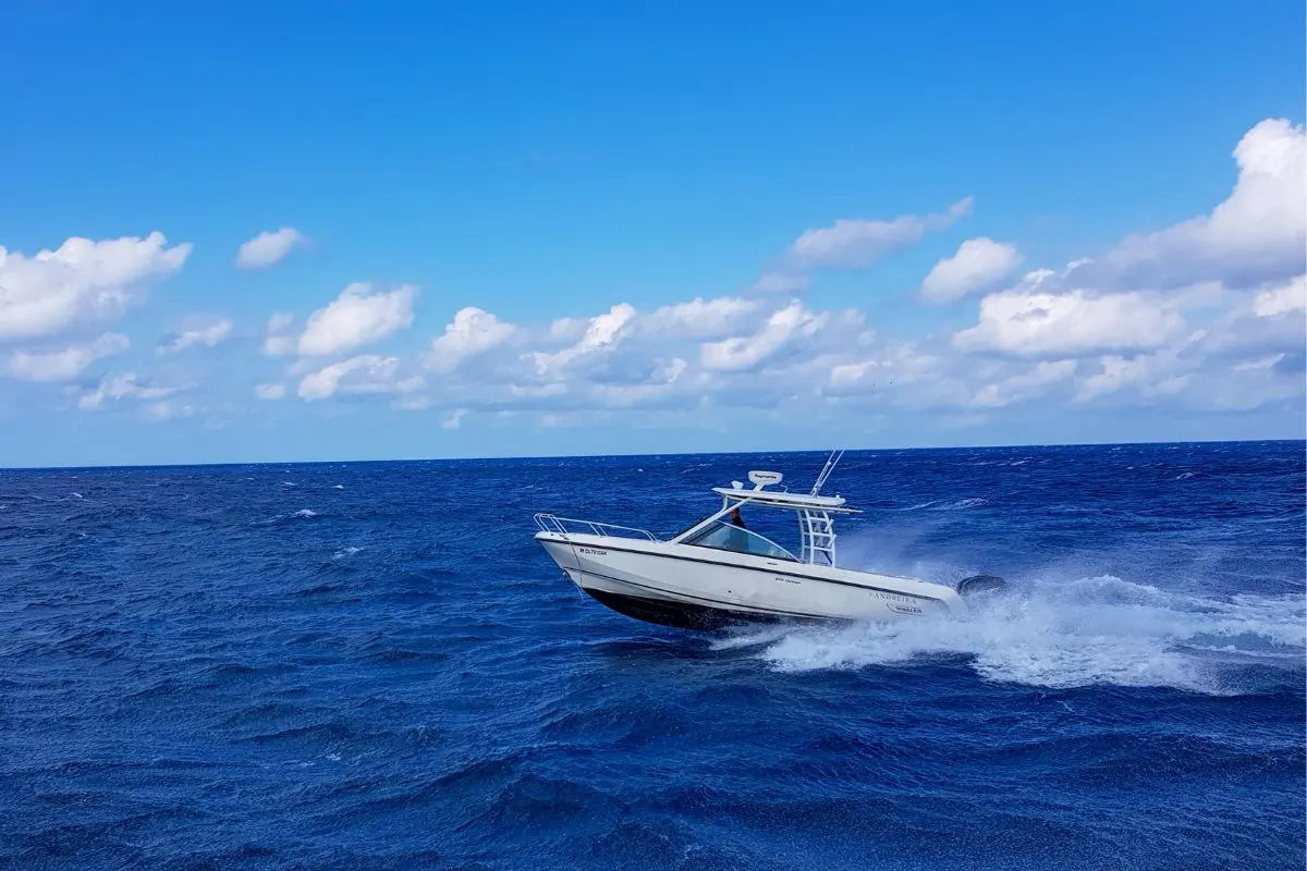 A Boston Whaler 170 Dauntless going fullspeed in the seas of Bahamas.