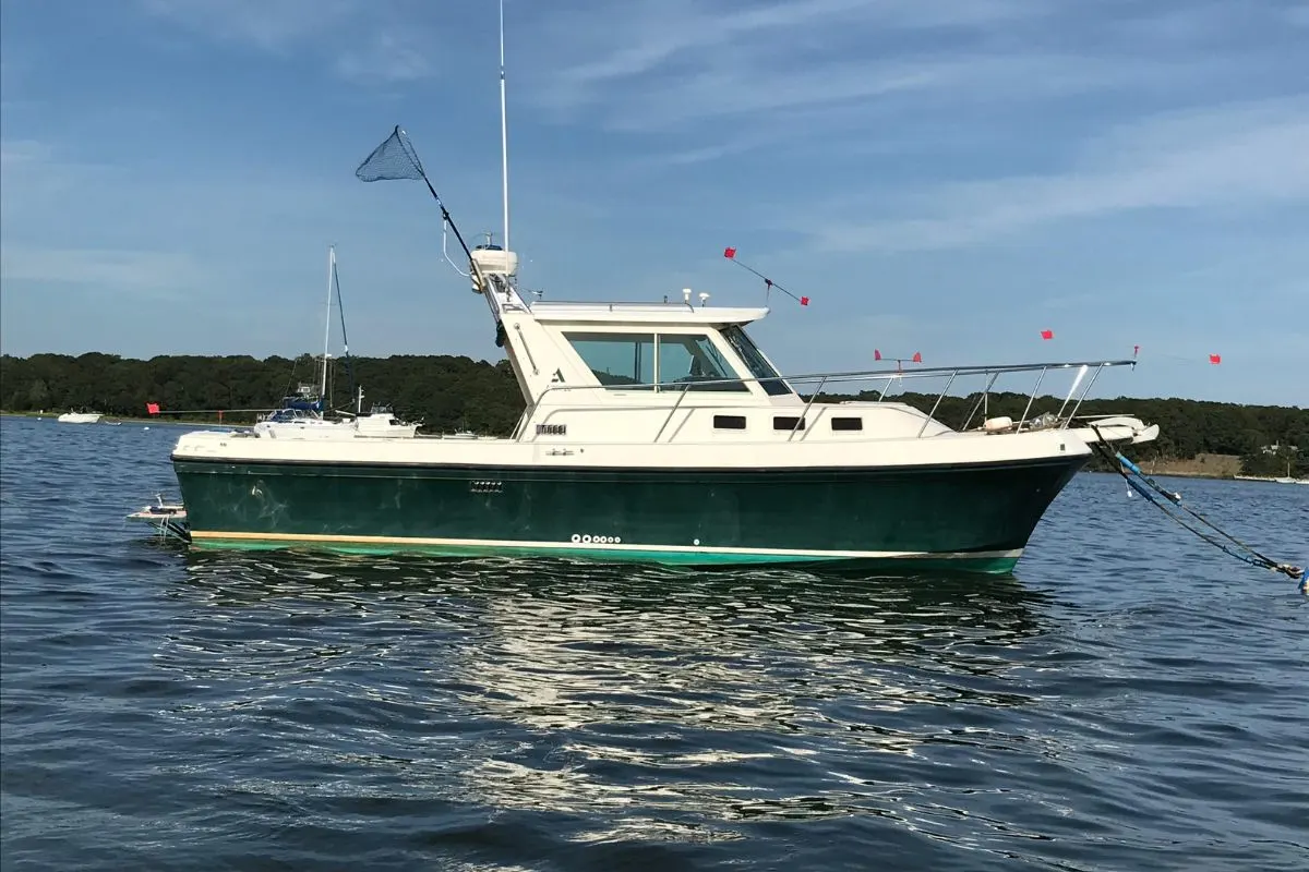 Side view angle of the famous Albin 28 express boat.