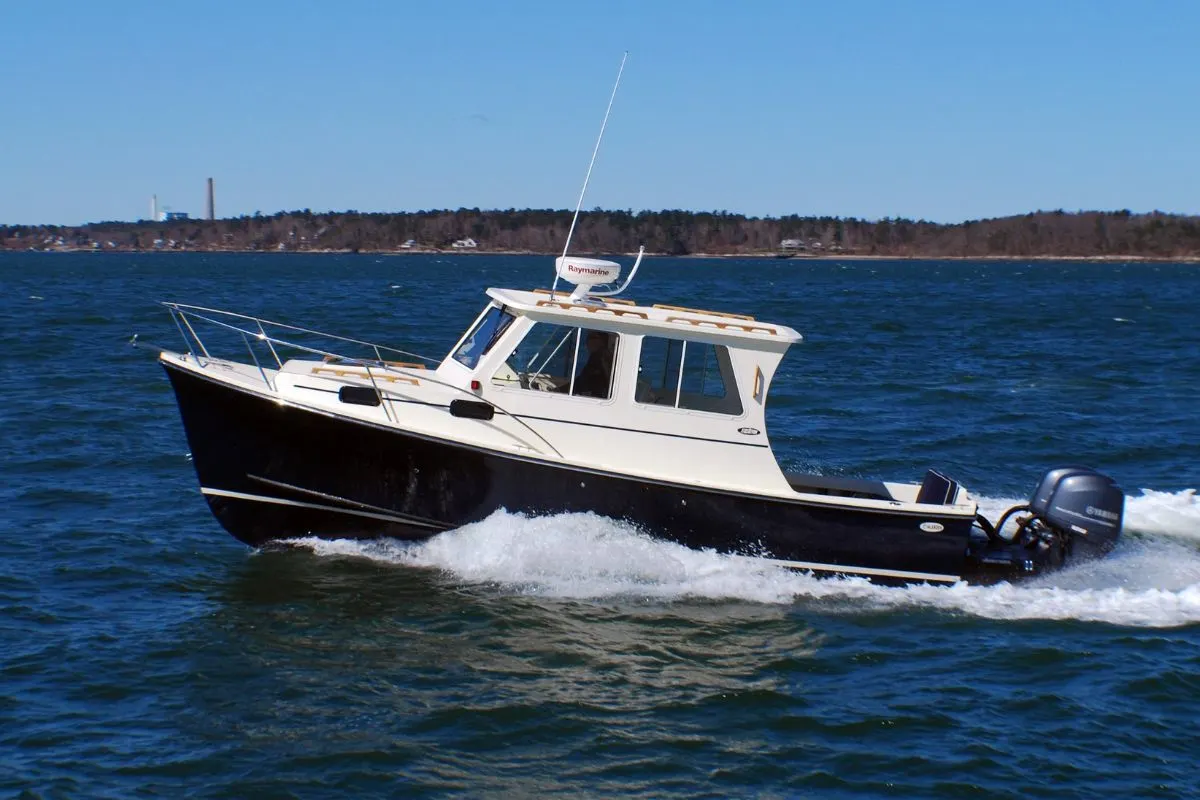 An eastern 27 Islander going full speed for fishing.