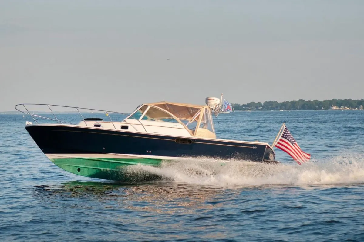 A Hunt 29 Surfhunter going full speed in the sea.