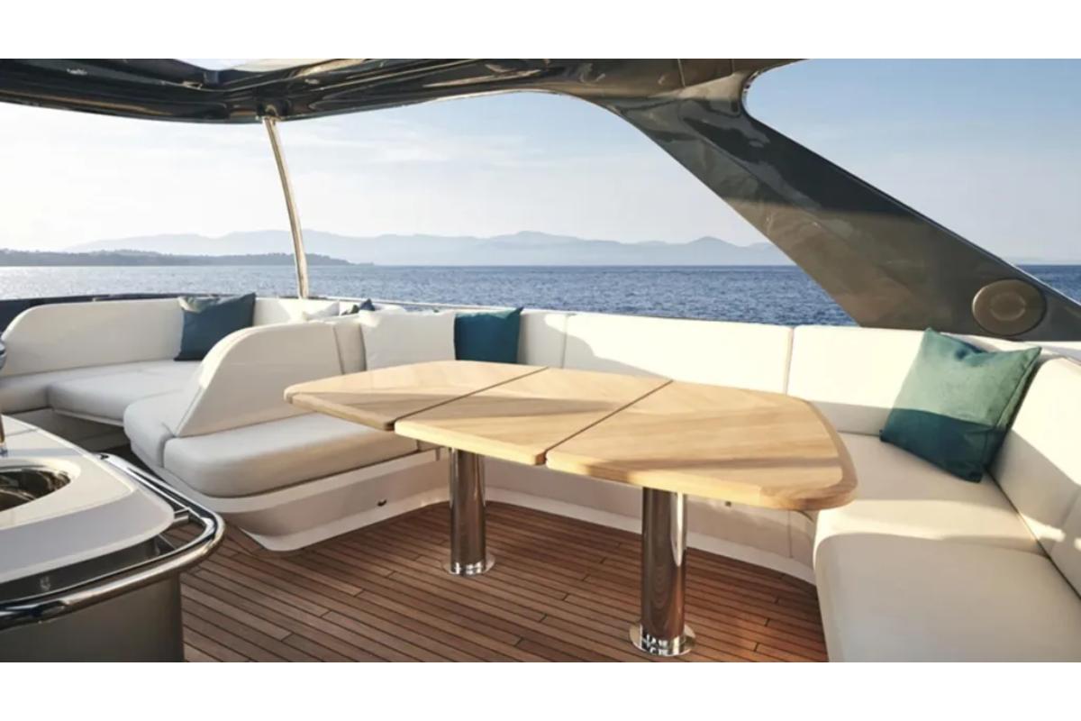 Deck saloon