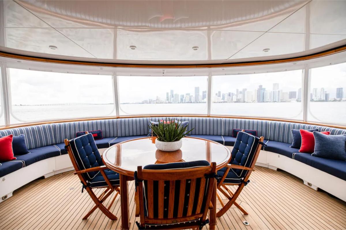 Deck saloon