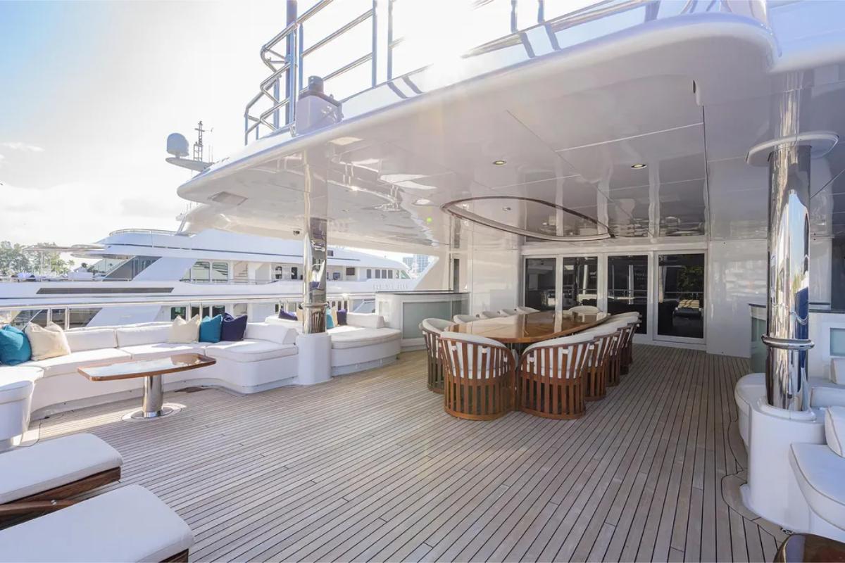 Deck saloon