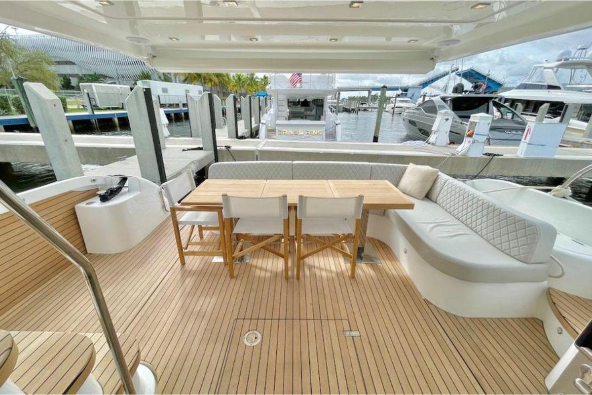 Deck saloon