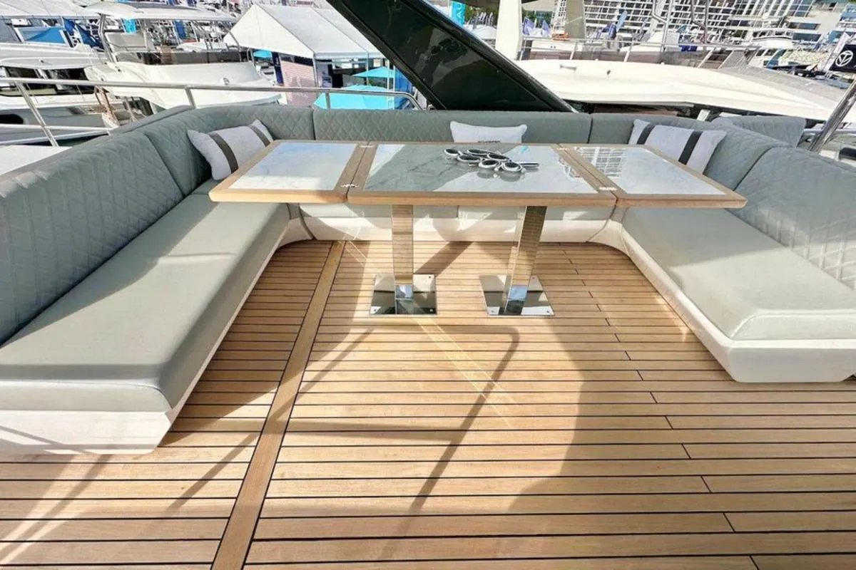 Deck saloon