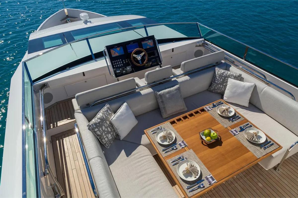 Deck saloon