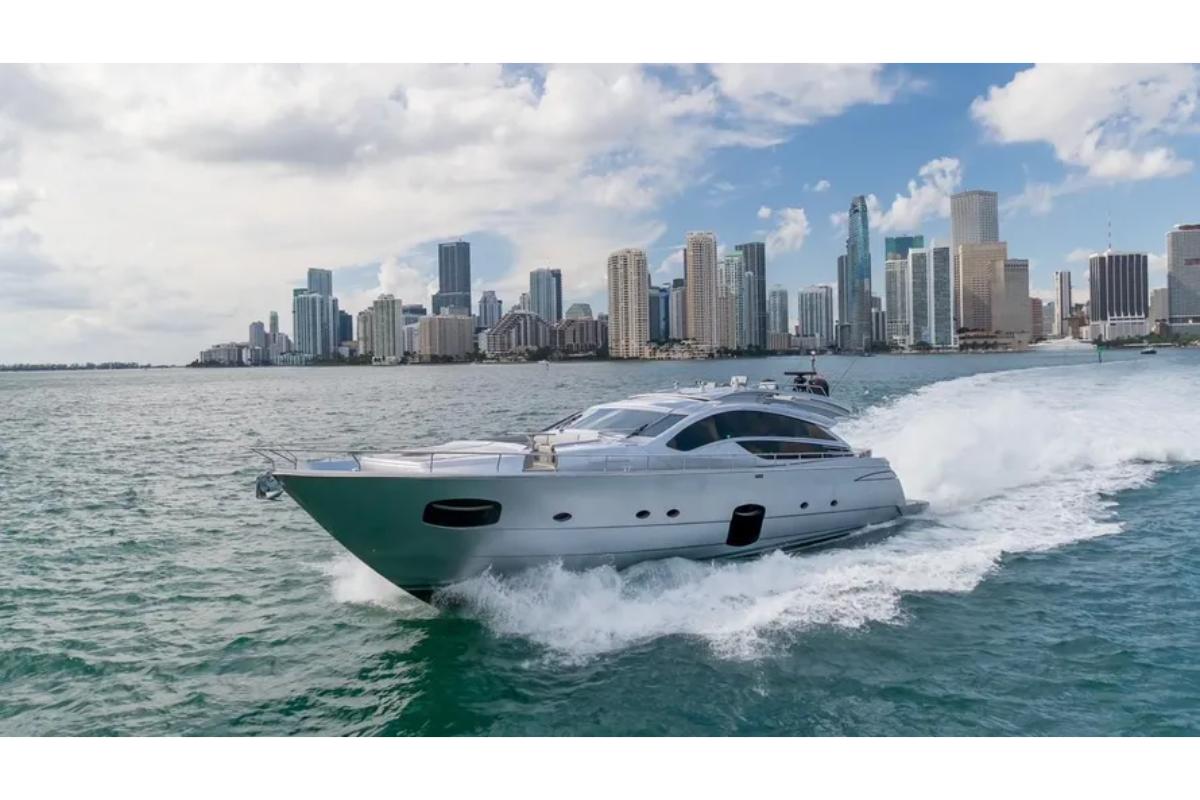 2013 Pershing 82 