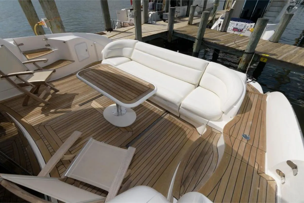 Deck saloon