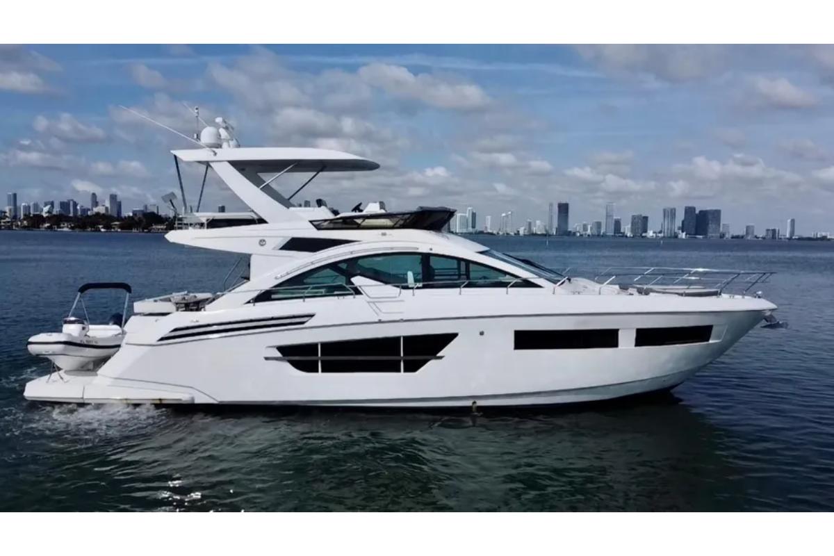 2017 Cruisers Yachts 60 Cantius Fly 