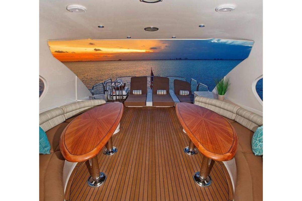 Deck saloon