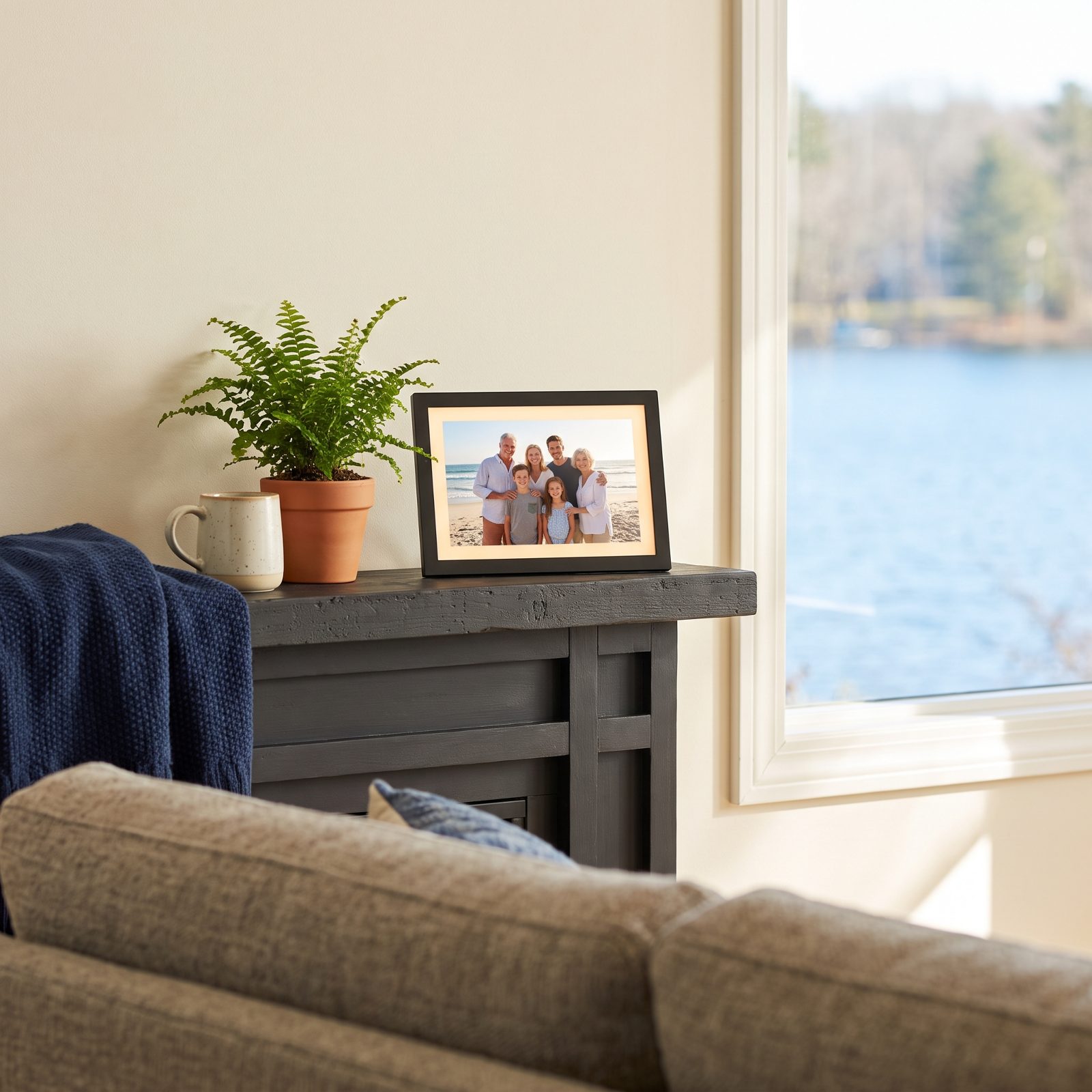 A Digital Frame Fed by Distant Family Members